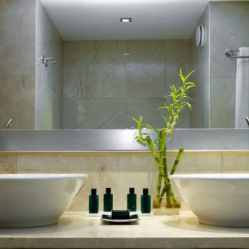 Naturstein-Platten im Bad