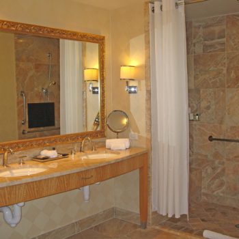 Marmorbad und Marmorwaschtisch aus Breccia Oniciata