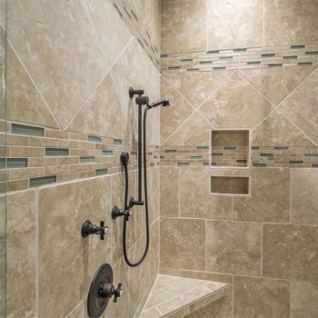 Travertin im Bad mit getrommelten Travertin-Fliesen